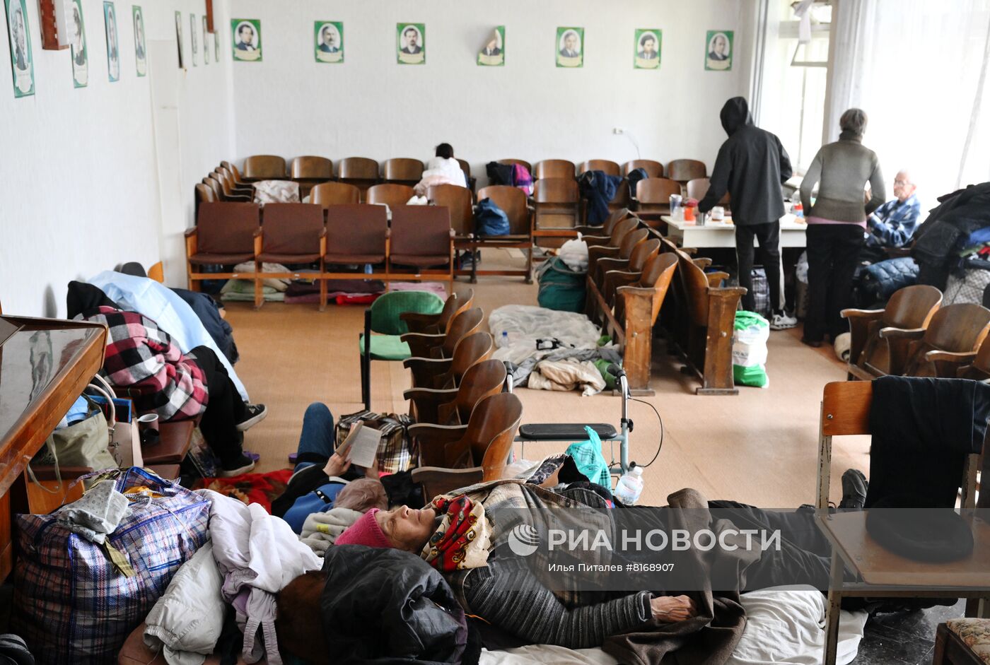 Пункт временного размещения беженцев под Мариуполем