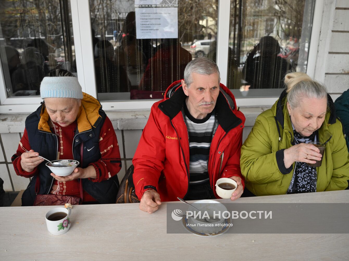 Пункт временного размещения беженцев под Мариуполем