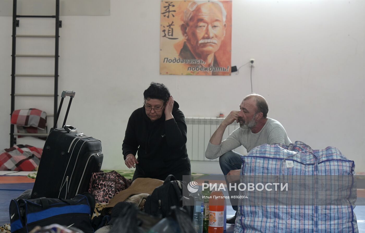 Пункт временного размещения беженцев под Мариуполем