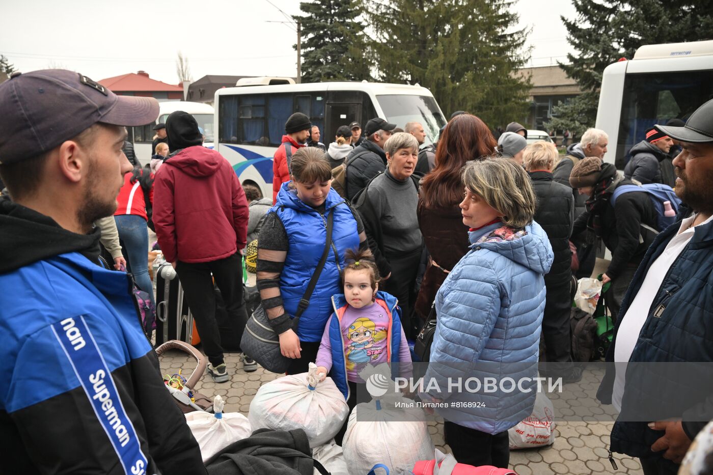 Пункт временного размещения беженцев под Мариуполем