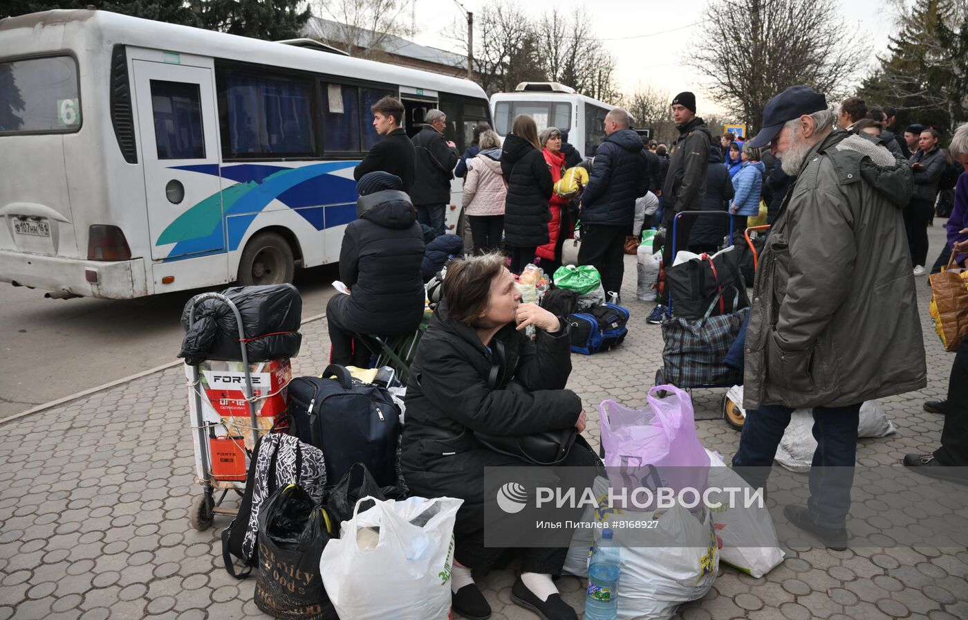 Пункт временного размещения беженцев под Мариуполем