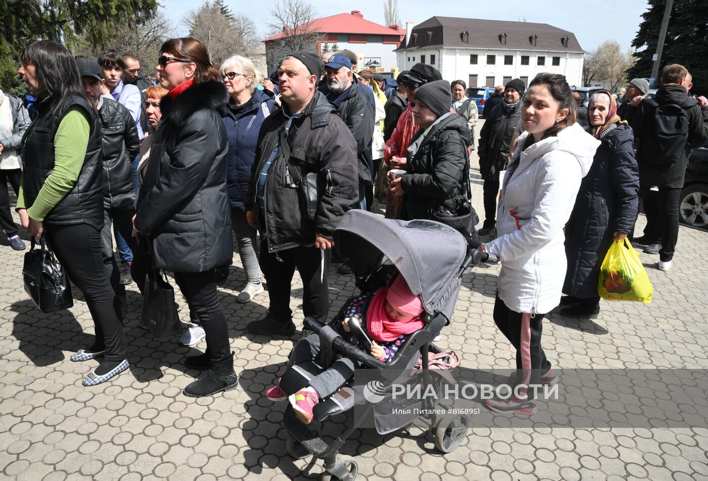 Пункт временного размещения беженцев под Мариуполем