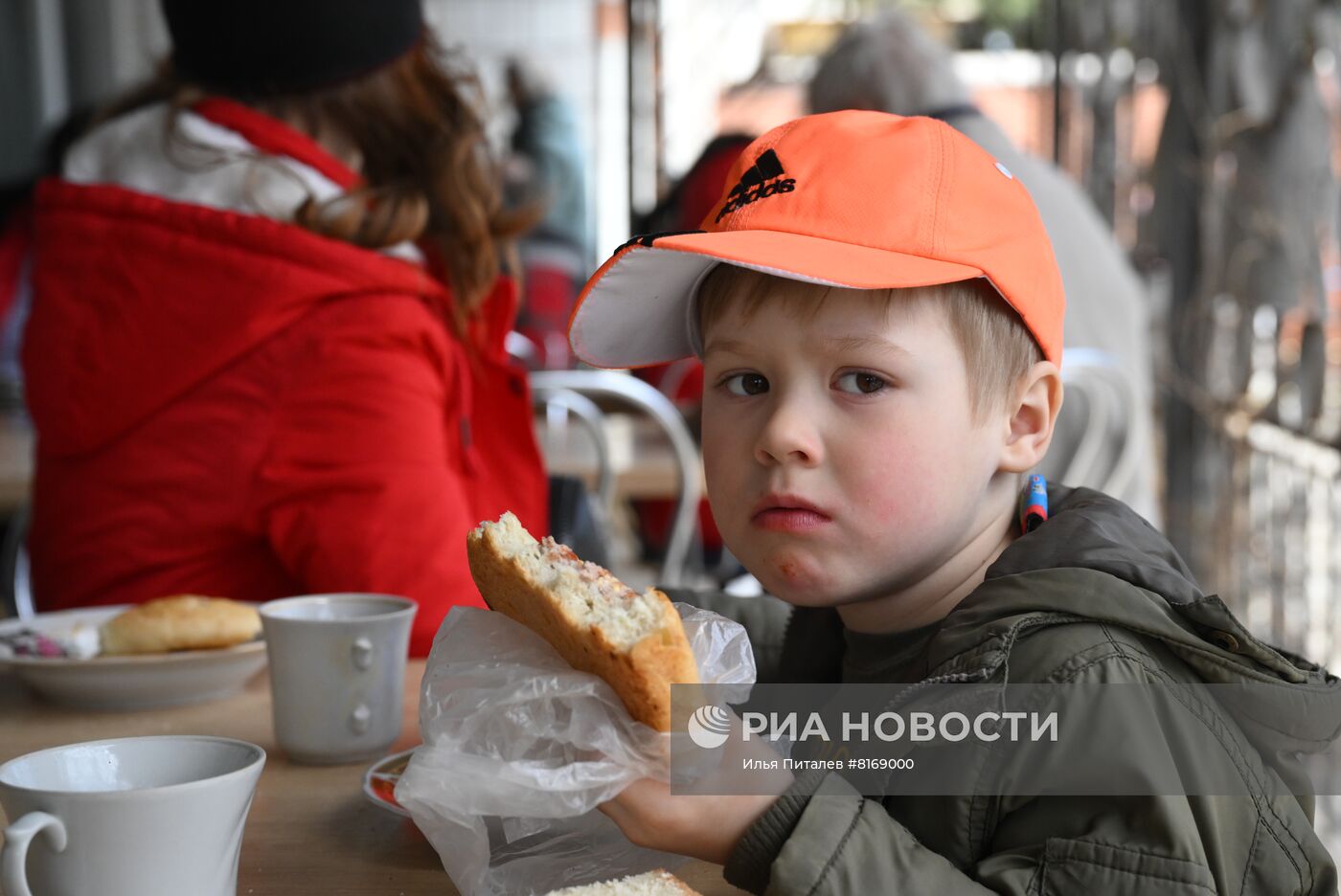 Пункт временного размещения беженцев под Мариуполем