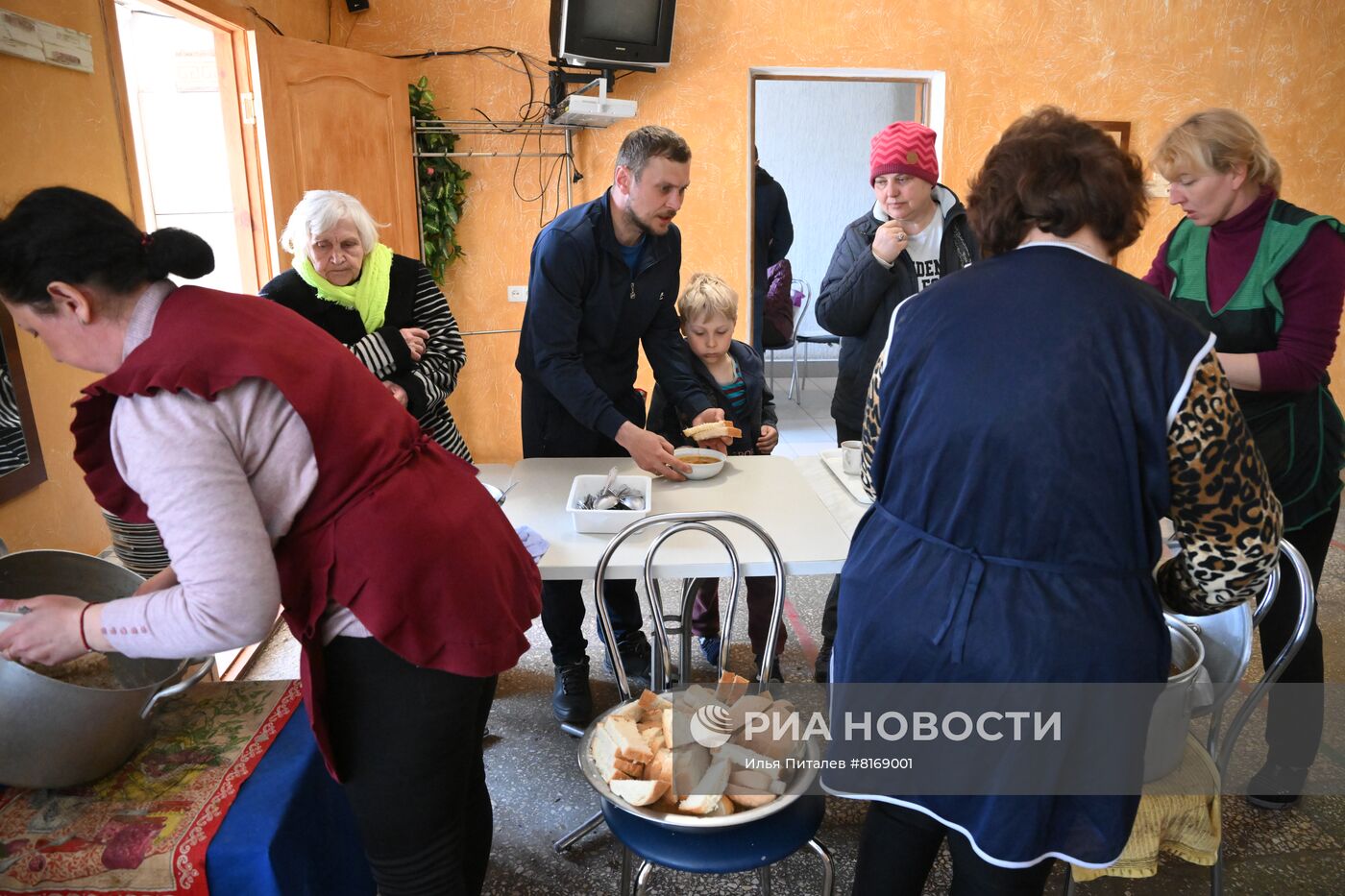 Пункт временного размещения беженцев под Мариуполем