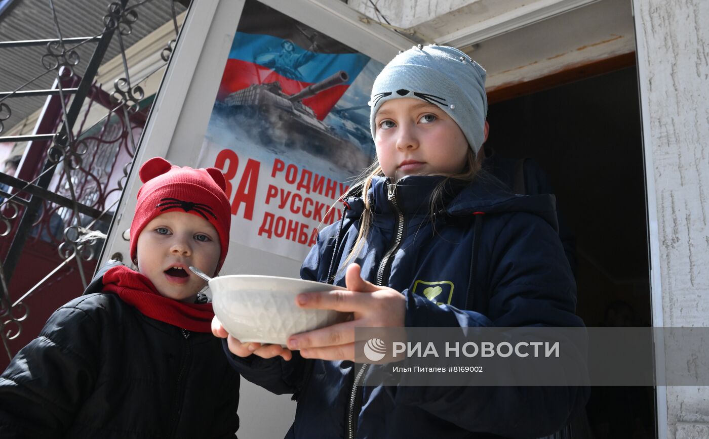 Пункт временного размещения беженцев под Мариуполем