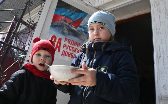Пункт временного размещения беженцев под Мариуполем