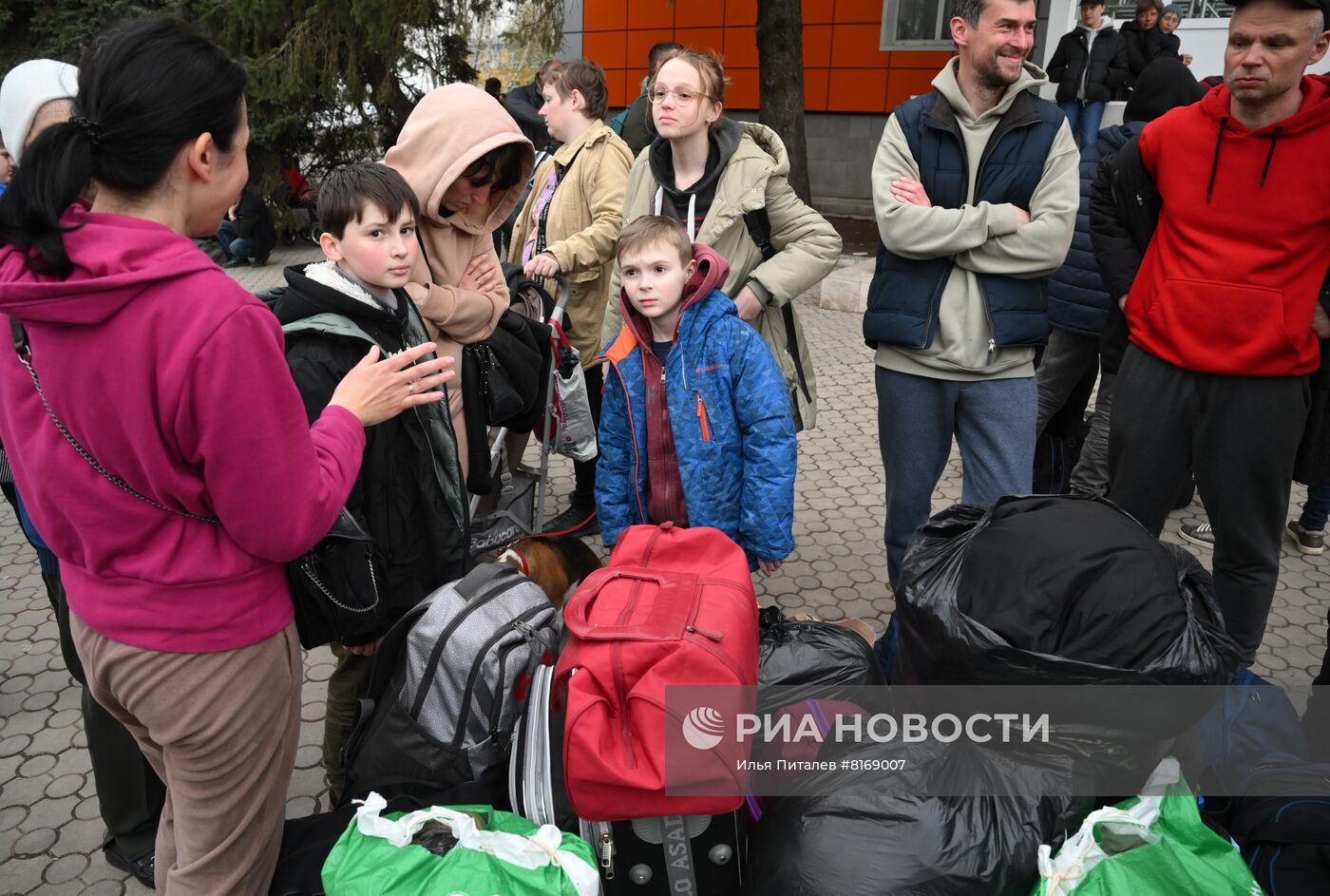 Пункт временного размещения беженцев под Мариуполем