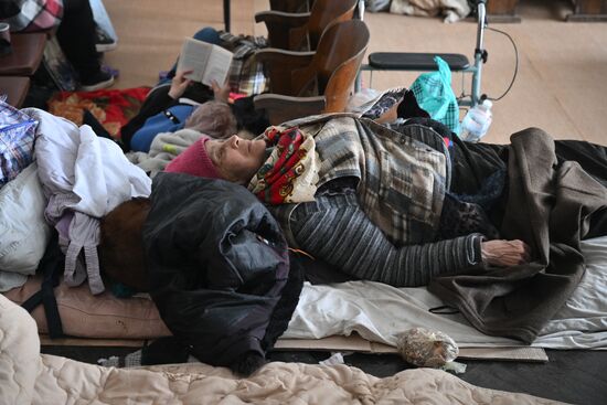Пункт временного размещения беженцев под Мариуполем