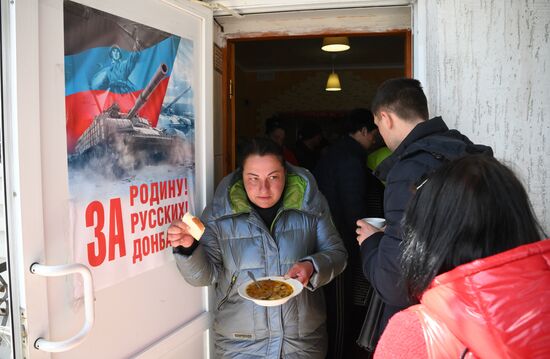 Пункт временного размещения беженцев под Мариуполем