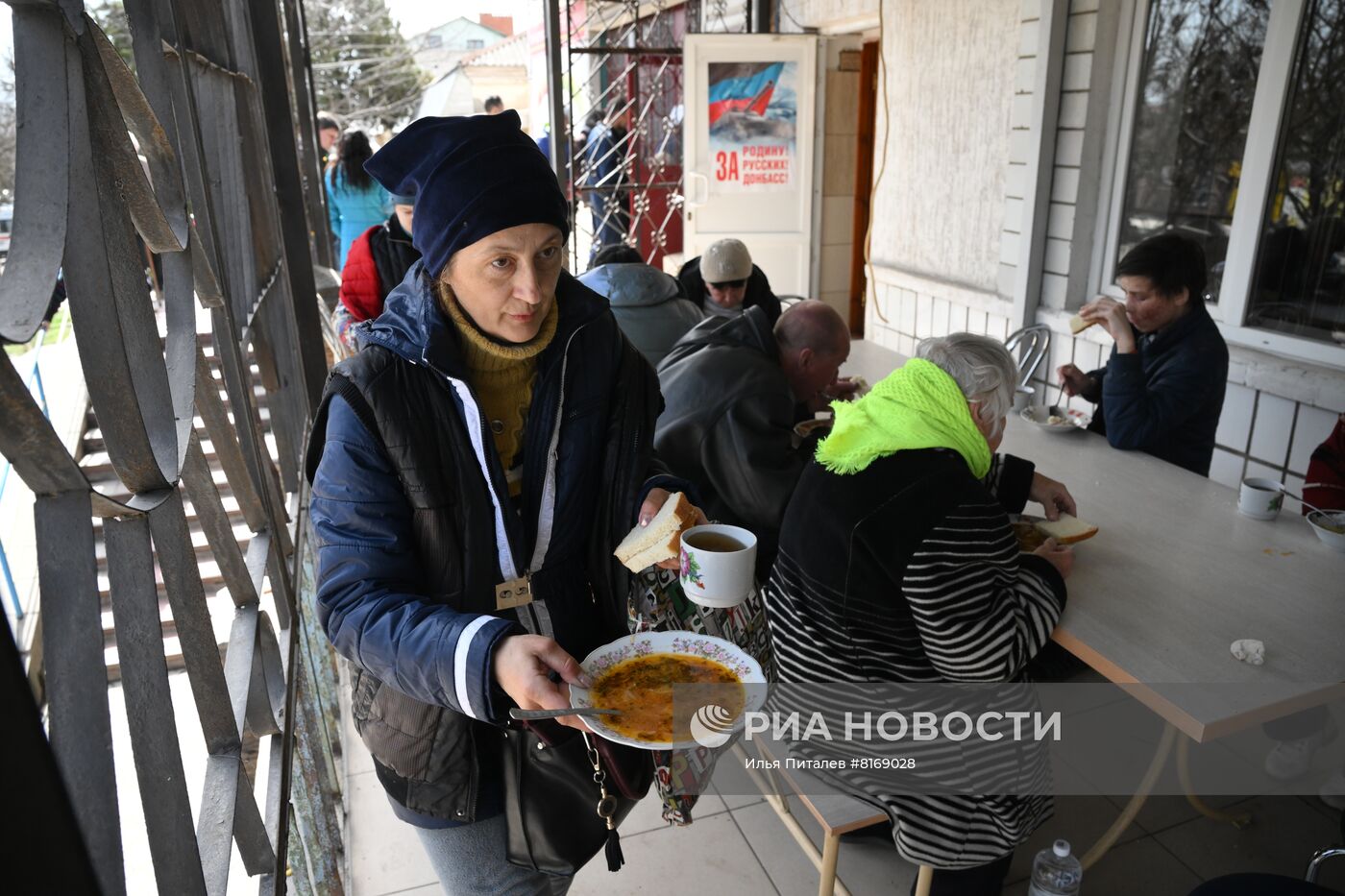 Пункт временного размещения беженцев под Мариуполем