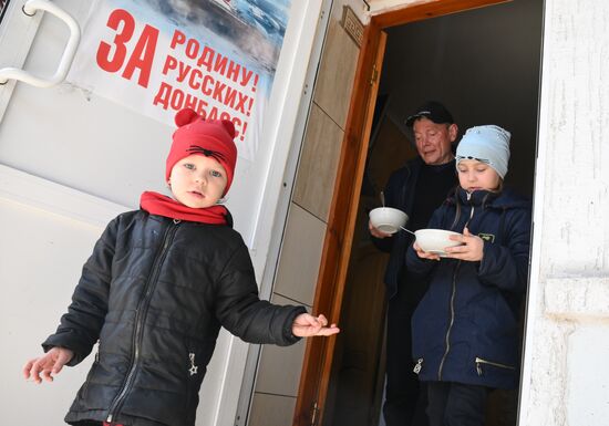 Пункт временного размещения беженцев под Мариуполем