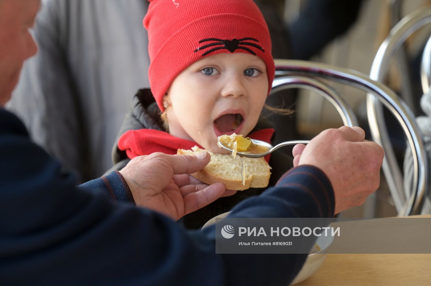 Пункт временного размещения беженцев под Мариуполем