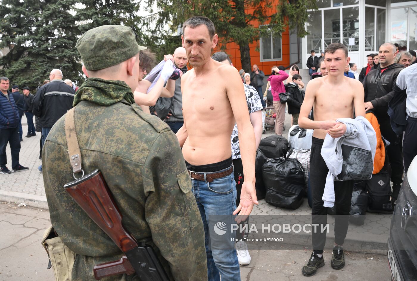 Пункт временного размещения беженцев под Мариуполем