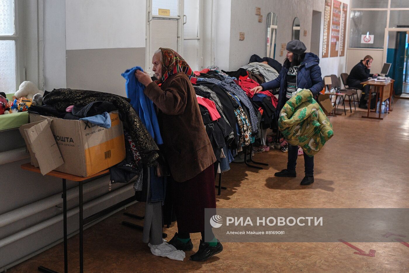 Беженцы из Рубежного в школе города Старобельска