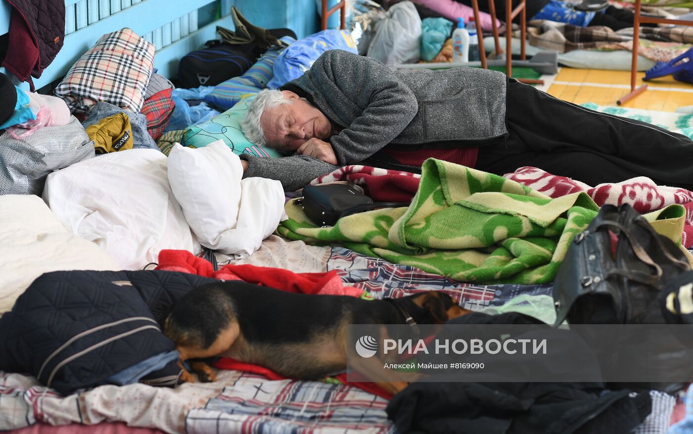 Беженцы из Рубежного в школе города Старобельска