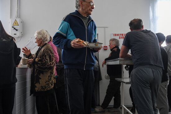 Беженцы из Рубежного в школе города Старобельска