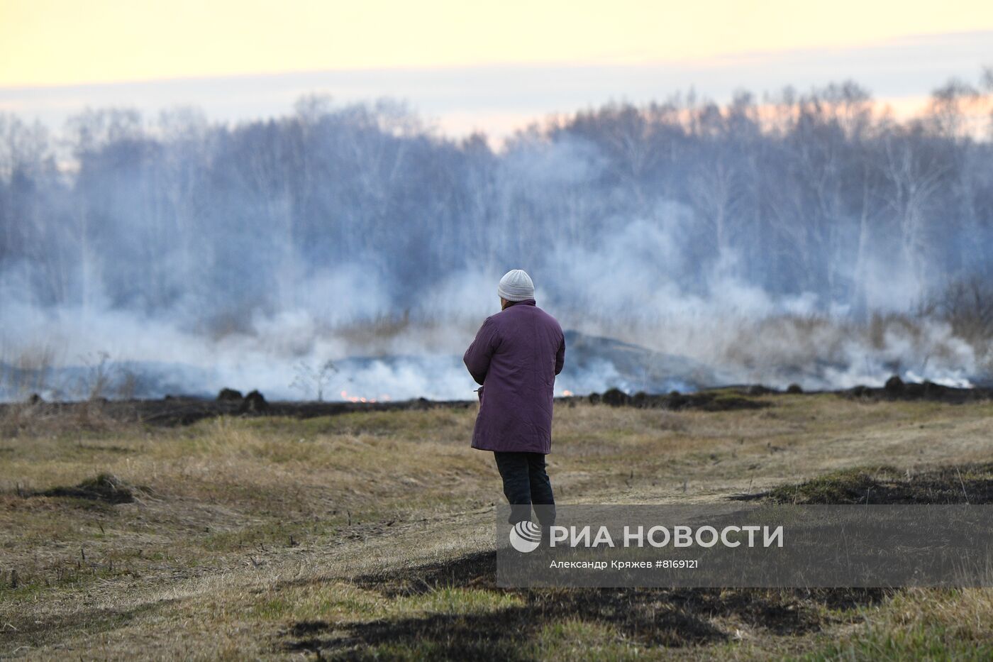 Сухая трава горит в Новосибирской области