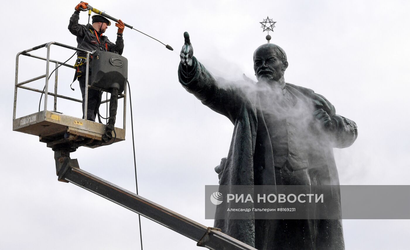 Начало сезона промывок памятников в Санкт-Петербурге