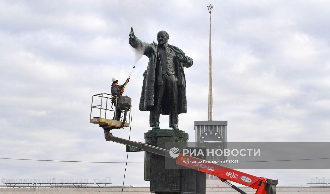 Начало сезона промывок памятников в Санкт-Петербурге