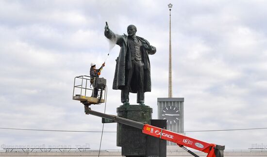 Начало сезона промывок памятников в Санкт-Петербурге