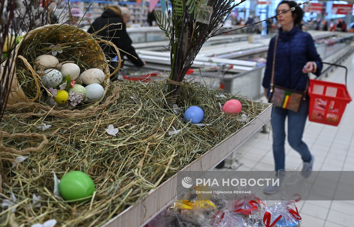 Пасхальные товары в гипермаркете Москвы