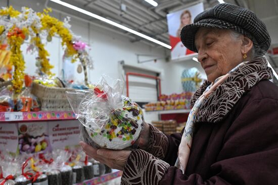 Пасхальные товары в гипермаркете Москвы