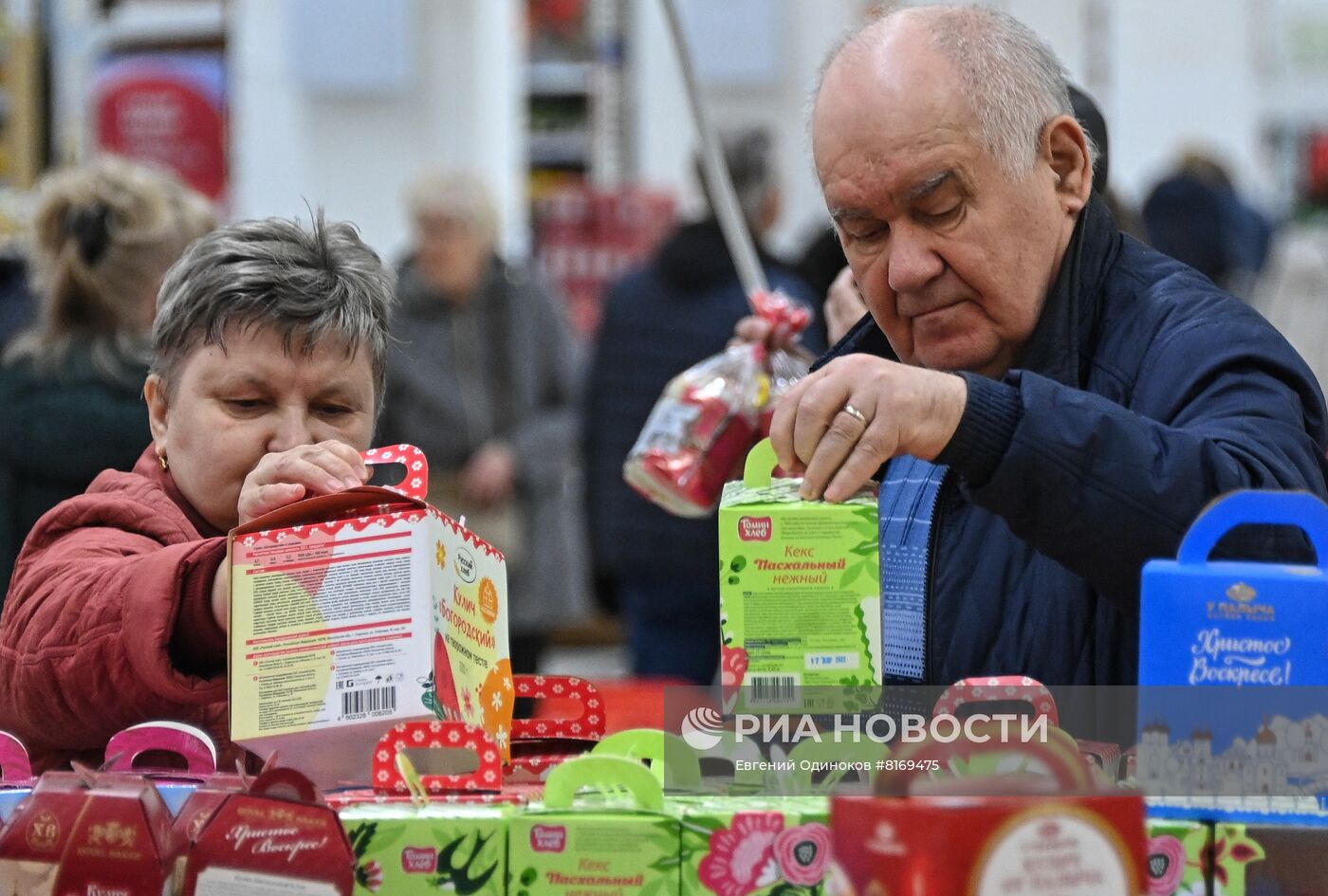 Пасхальные товары в гипермаркете Москвы
