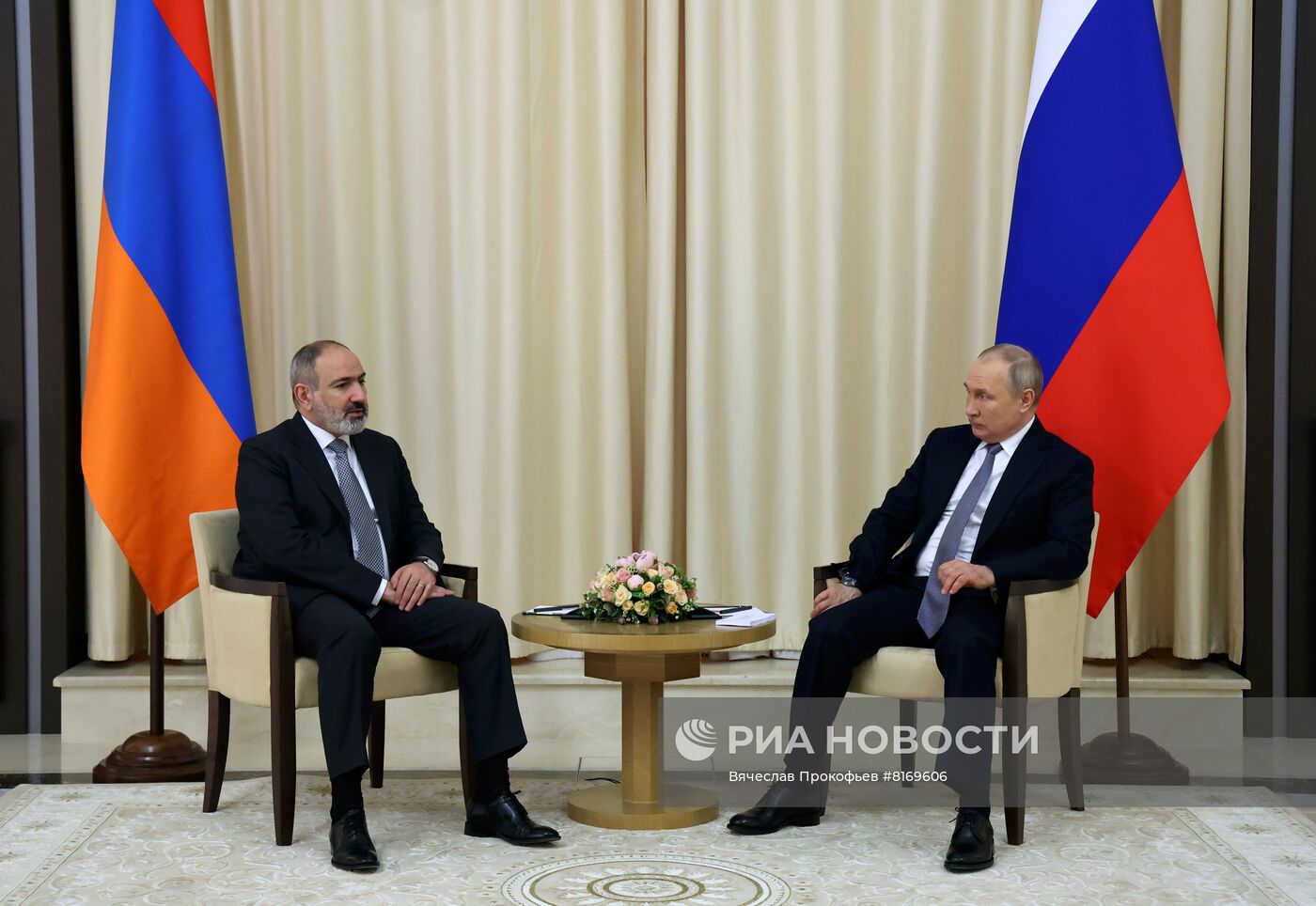Президент РФ В. Путин провел переговоры с премьер-министром Армении Н. Пашиняном