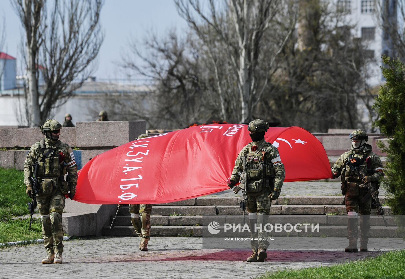 Военнослужащие Росгвардии подняли копию Знамени Победы на Алее Славы в Херсоне