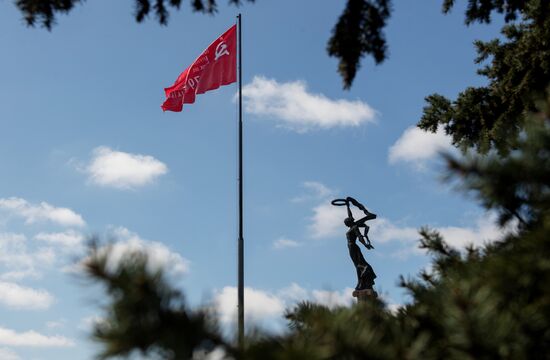 Военнослужащие Росгвардии подняли копию Знамени Победы на Алее Славы в Херсоне