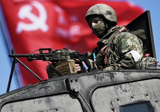 Военнослужащие Росгвардии подняли копию Знамени Победы на Алее Славы в Херсоне