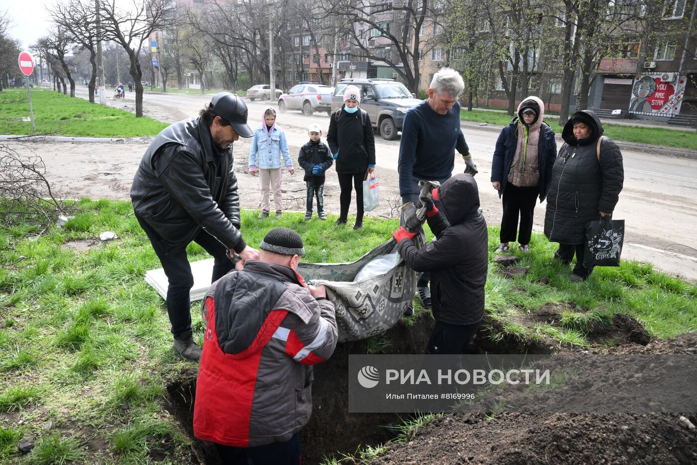 Похороны местного жителя в Мариуполе