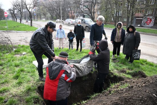 Похороны местного жителя в Мариуполе