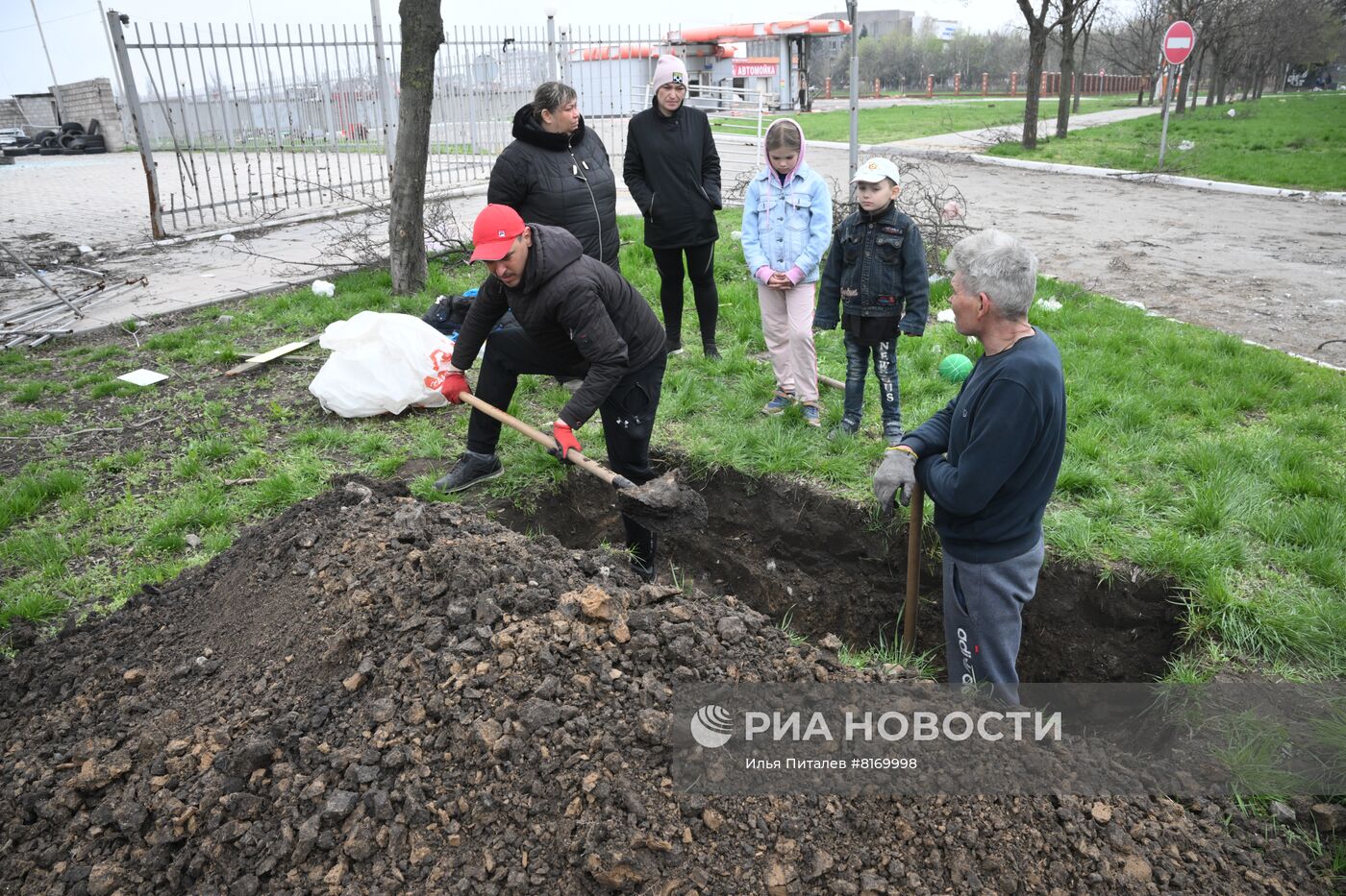 Похороны местного жителя в Мариуполе