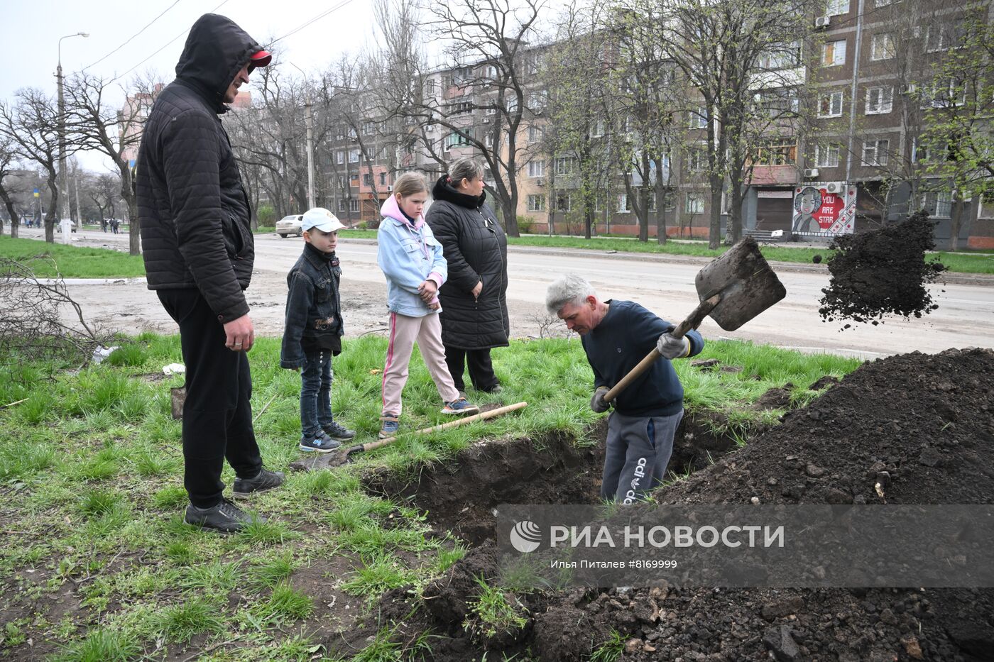 Похороны местного жителя в Мариуполе