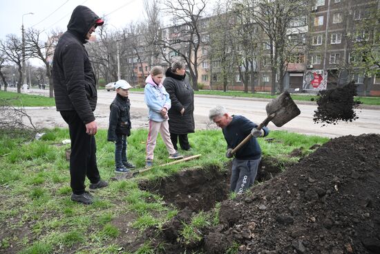 Похороны местного жителя в Мариуполе