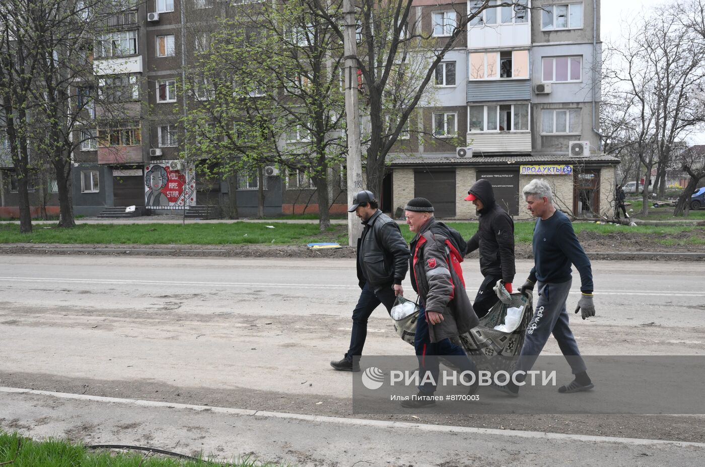 Похороны местного жителя в Мариуполе