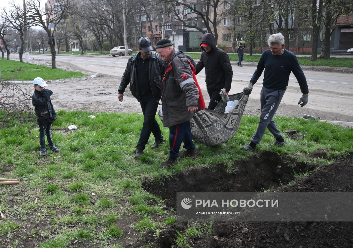 Похороны местного жителя в Мариуполе