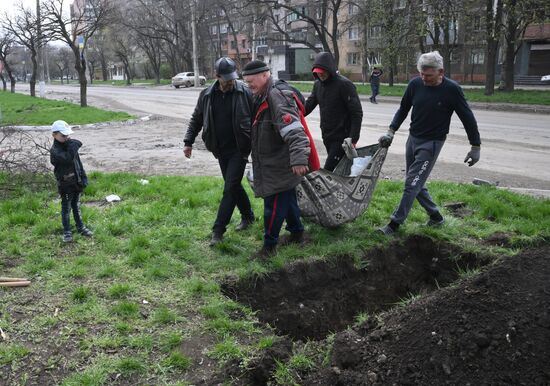 Похороны местного жителя в Мариуполе