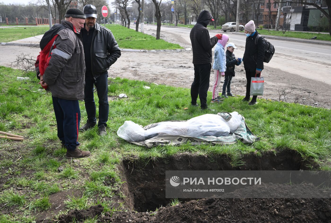 Похороны местного жителя в Мариуполе