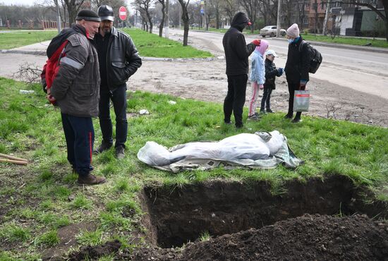 Похороны местного жителя в Мариуполе