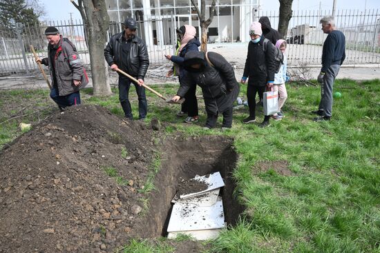 Похороны местного жителя в Мариуполе