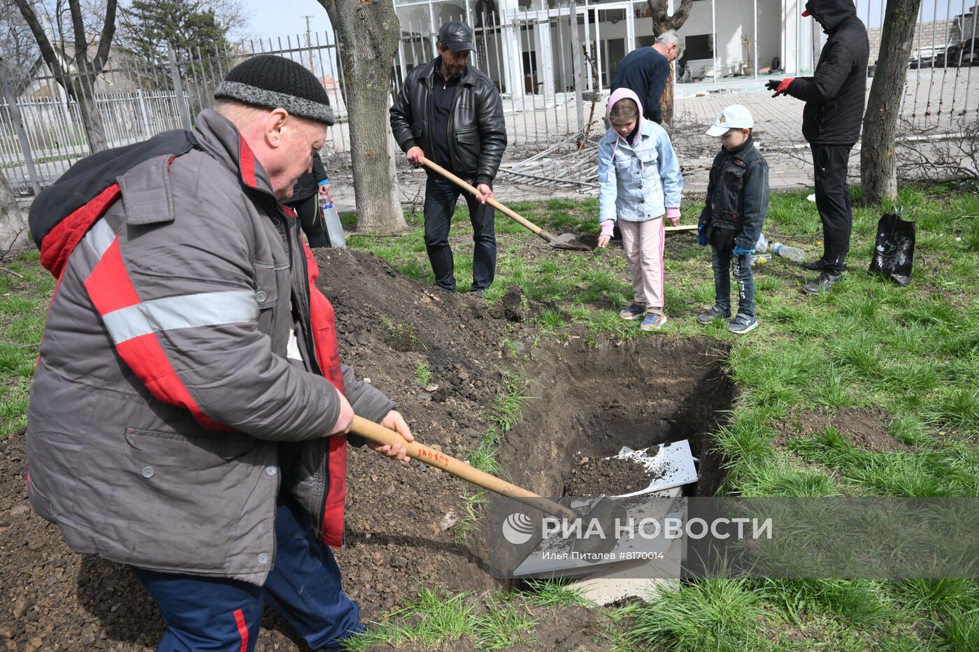 Похороны местного жителя в Мариуполе