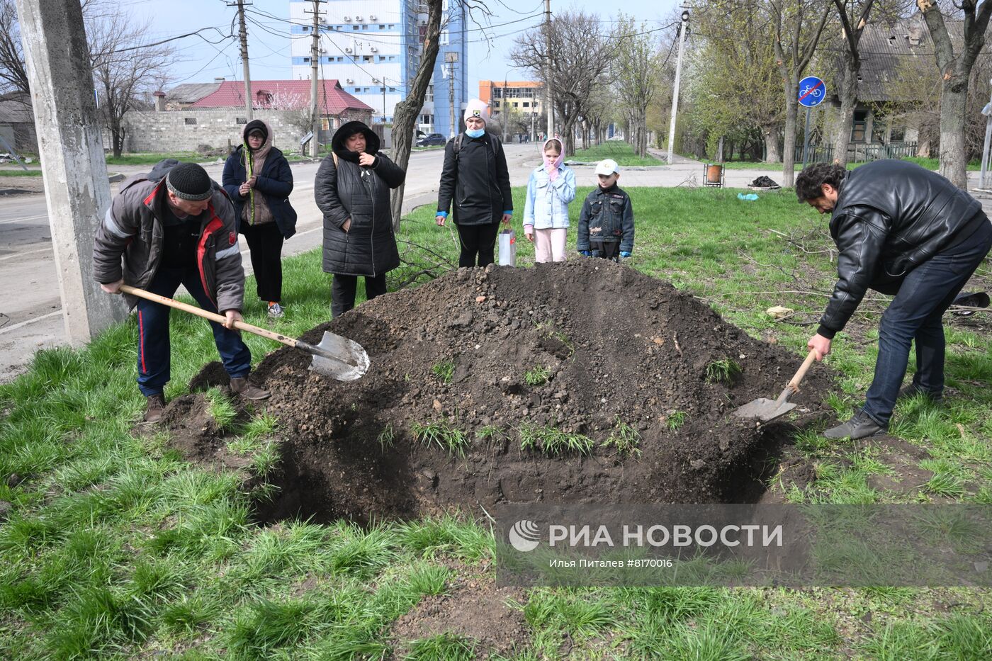 Похороны местного жителя в Мариуполе