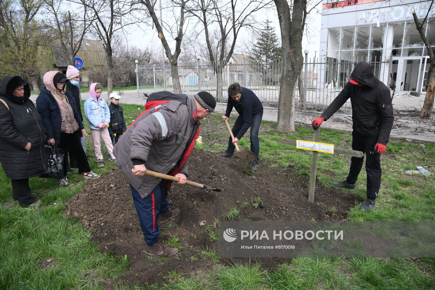 Похороны местного жителя в Мариуполе