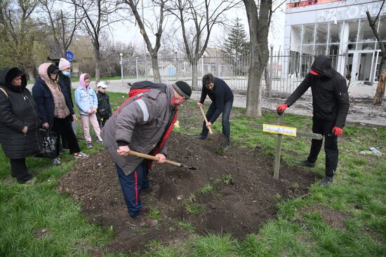 Похороны местного жителя в Мариуполе