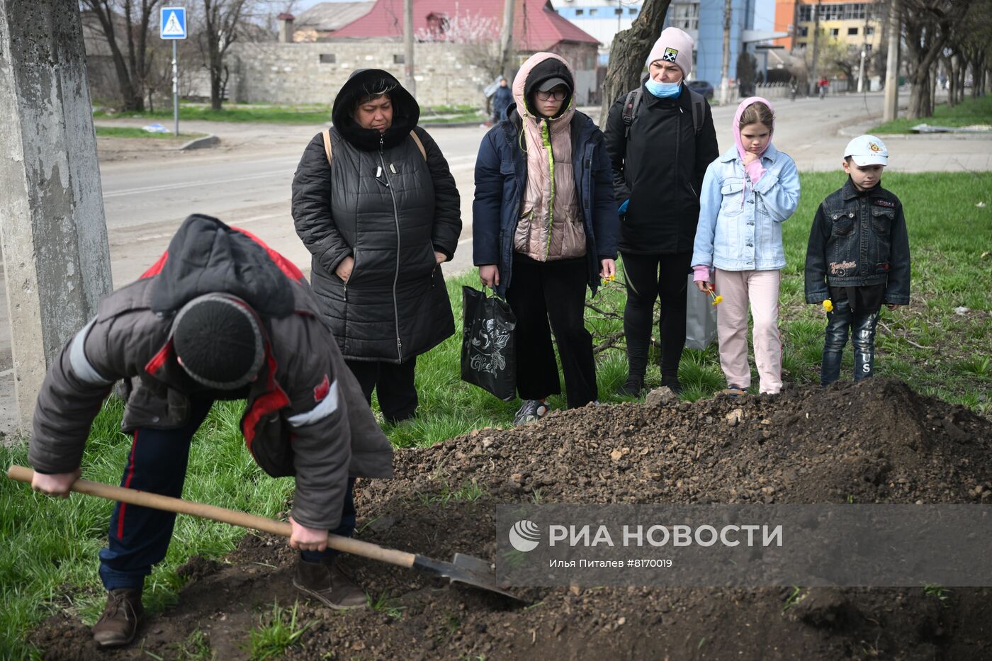 Похороны местного жителя в Мариуполе
