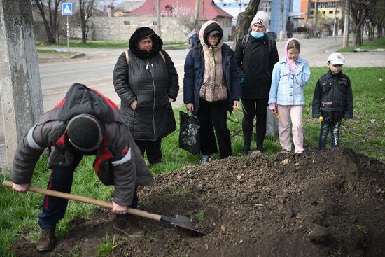 Похороны местного жителя в Мариуполе