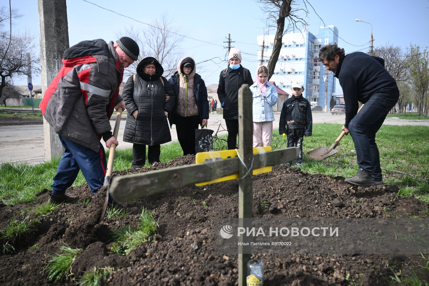 Похороны местного жителя в Мариуполе