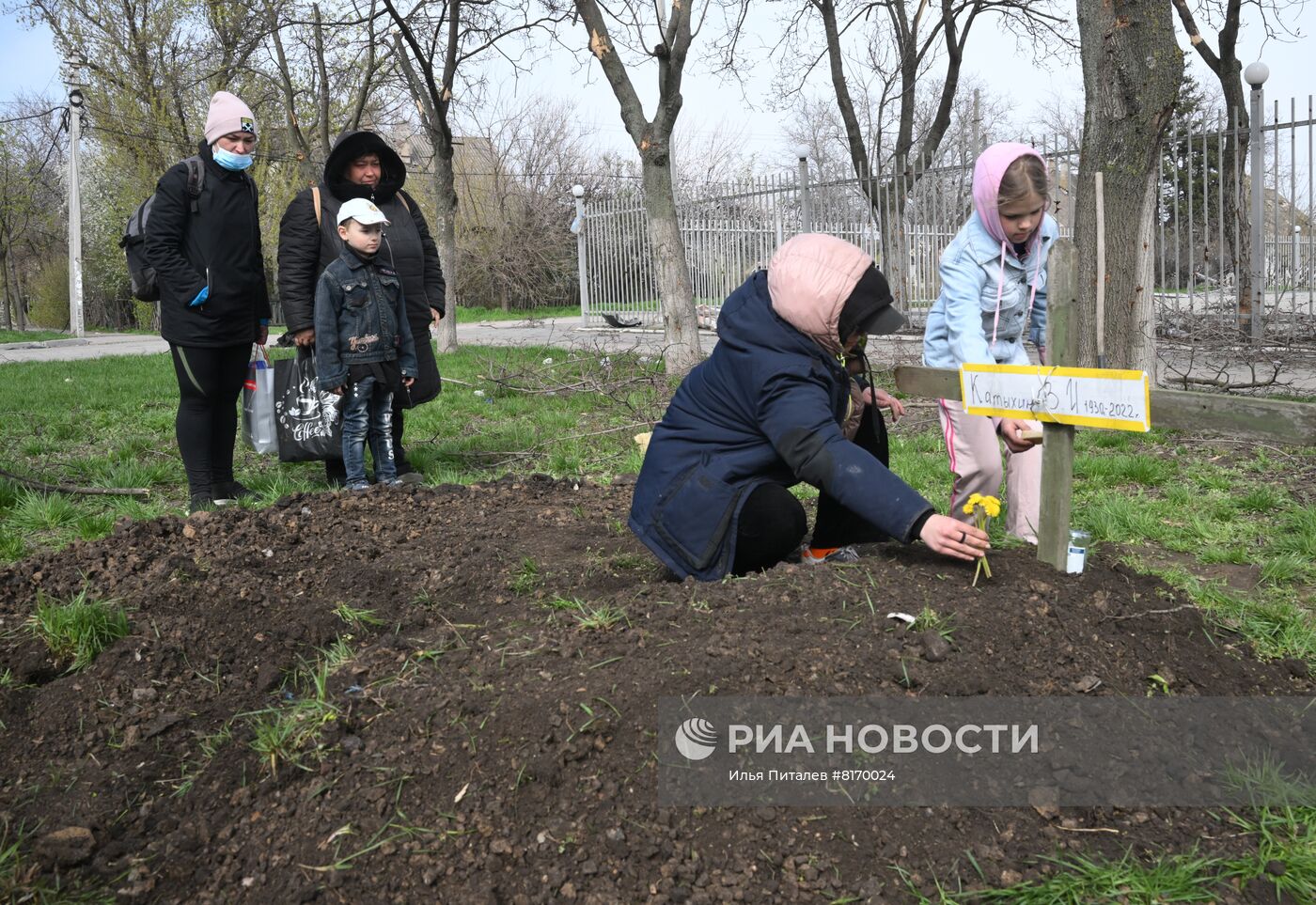 Похороны местного жителя в Мариуполе